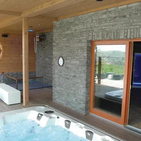 Holiday With Hot Tub I *